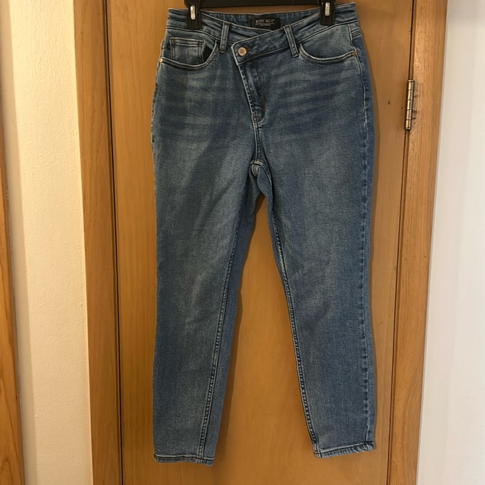 Judy Blue Women’s Relaxed Fit Crossover Stretch Jeans Medium Wash Size 29 (9)